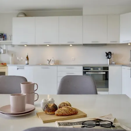 Katharine - 600m From The Sea By Interhome